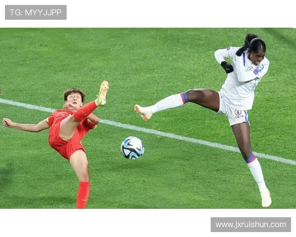 李晴潼抓住机会禁区外空门得分对手门将后卫双双倒地