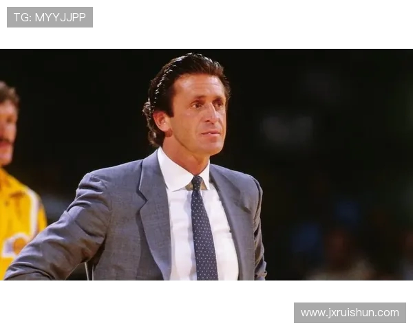 湖人传奇主帅帕特莱利雕像揭幕油头神采永驻球迷心中